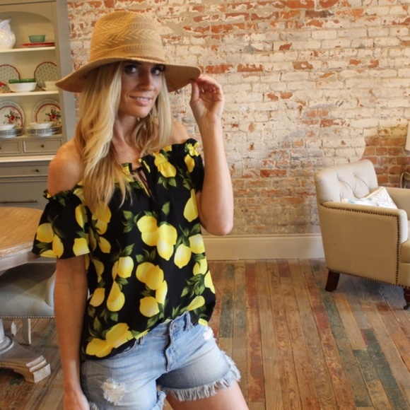 Off the Shoulder Lemon Print Top - Picture 4 of 4